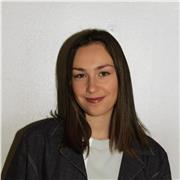 Étudiante en école de commerce ayant fait une classe préparatoire donne cours d'anglais et aide aux devoirs pour des primaires et collégiens. Expérience de 1 an en cours de français débutant et 1 an d'aide aux devoirs niveau collège.